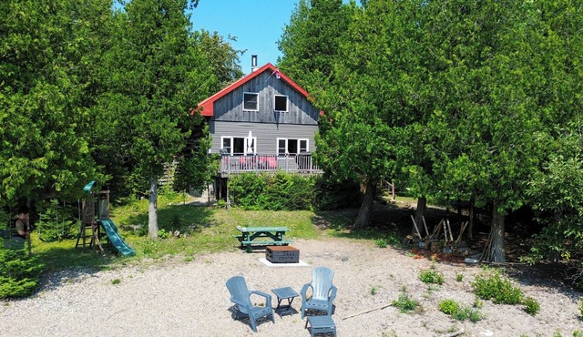Log Cottage on Lake Huron – Peaceful South Shore Escape on Manitoulin Island. in Spring Bay
