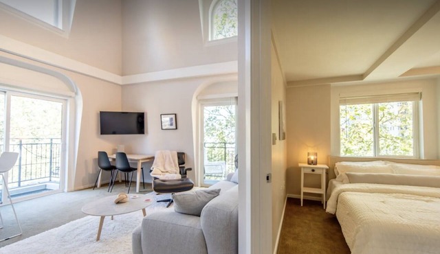 Lovely 2 Bed/Bath Penthouse w/Space Needle View in Seattle