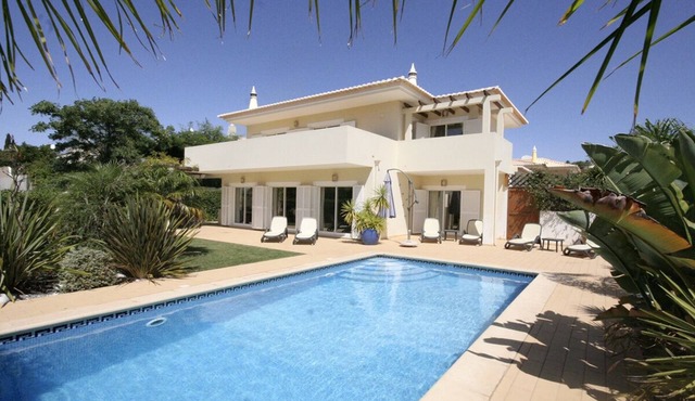 Lovely 4 Bedroom Villa w/Private Pool, Close to Beach & Golf course, Wifi, A/C