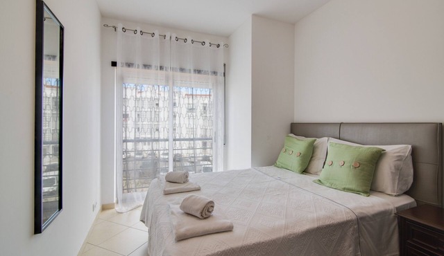 Luminous Apartment Oura Nascente close to the Sea with Balcony & Wi-Fi