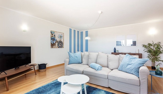 Luxury 2-Bedroom Apartment with Rooftop Pool, Village Marina, Olhão
