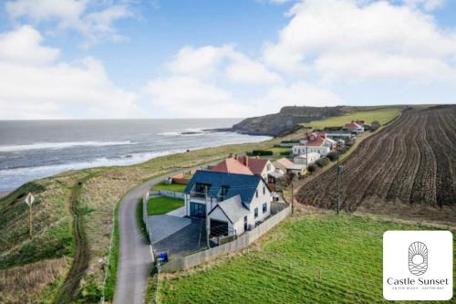 Luxury 4-Bedroom Beachfront Home with Hot Tub & Games Room in Cayton