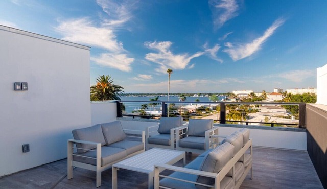 Luxury Beach Home N/POOL in Madeira Beach