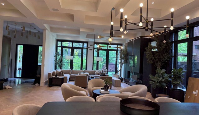 Luxury home in heart of Toronto. Brand new and amazing amenities. Resort like in Toronto