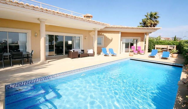 Luxury Modern 4 Bedroom Villa with Private Pool, Sleeps 10, Wi-Fi, A/C, IPTV