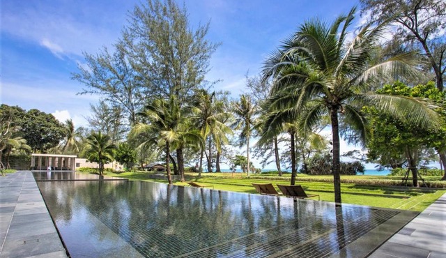 Luxury Oceanfront pool access apartment