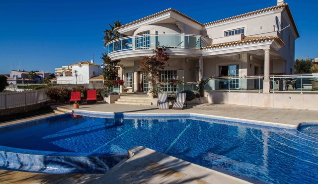 Luxury Villa 6 Bed, Pool, Gym, Cinema Room Gale