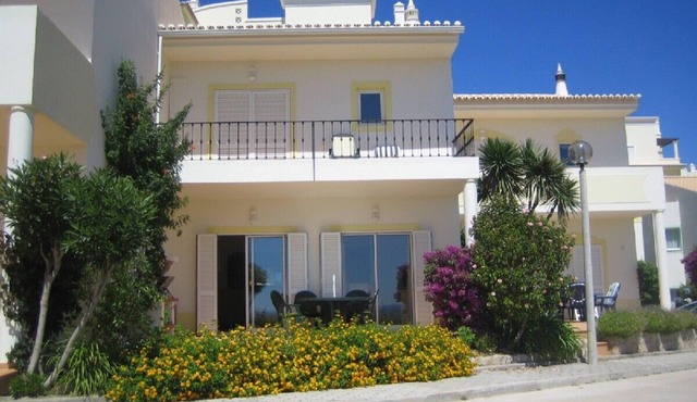 Magnificent 2 Bed Town House overlooking the beach at Meia Praia