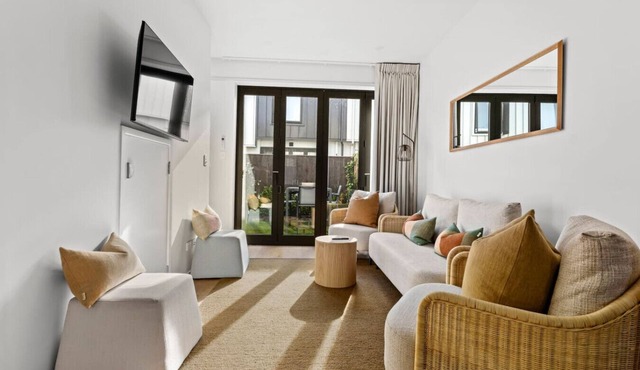Modern Townhouse | Parking & Backyard nr Ponsonby in Auckland Central Suburbs