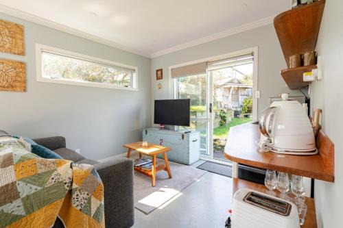 Modern Garden Cottage with Private Outdoor Area - New Lynn in Auckland