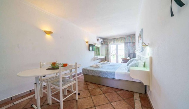 Modern Studio with Pool Minutes from the Beach in Albufeira