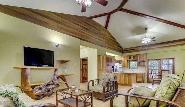Modern Villa Home in Quiet Neighborhood w Balcony, WiFi, AC - Ideal for Day Trips in San Ignacio