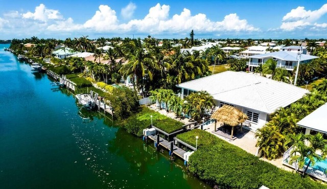 *Newly Renovated Single Family Home w/Private Pool in Key Colony Beach