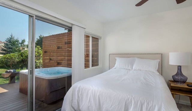 North Bend Downtown Suite with private back yard, hot tub. NO FLOOD IMPACT in North Bend