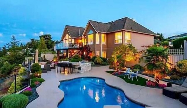 Oceanfront Gated Villa with pool & Hot tub in Nanaimo in Nanaimo