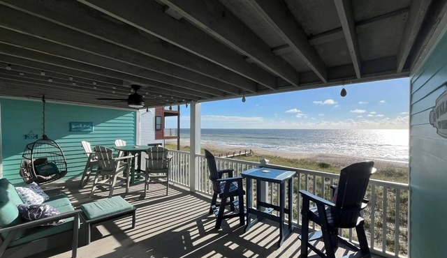 Oceanfront&Pool,Huge Shaded Deck 9+family seating&swing,linens,beachchairs, toys in Carolina Beach