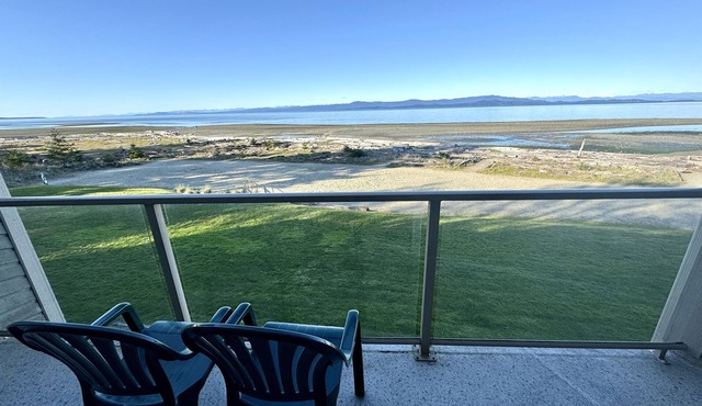 Oceanfront Studio with Loft - amazing views! in Qualicum Beach
