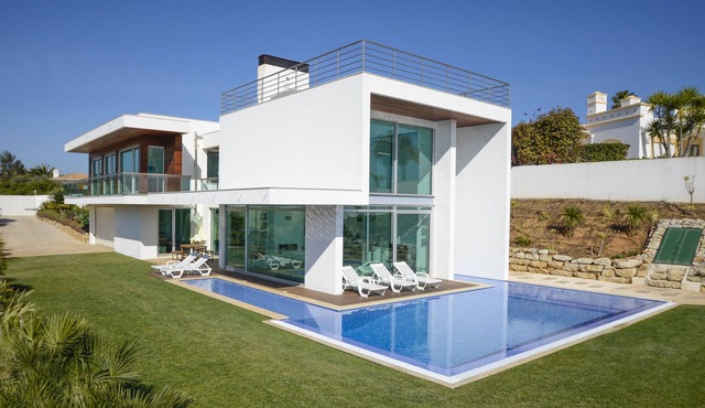 On the border of the Natural Reserve of Ria Alvor and the Palmares Golf course