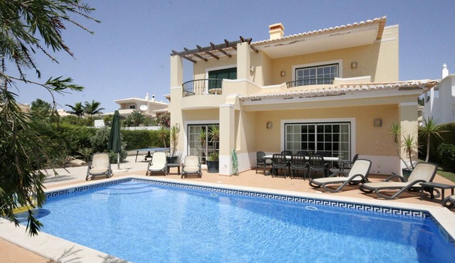 Peaceful 4 Bedroom Villa w/Private Pool, 15 min walk to Lagos Marina, Wifi,A/C