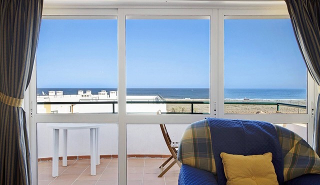 Pet-Friendly Apartment Meia Praia by the Beach & Wi-Fi