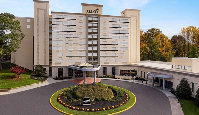 Philly Suburb Base | Pool. Bar. Gym. in Prussia