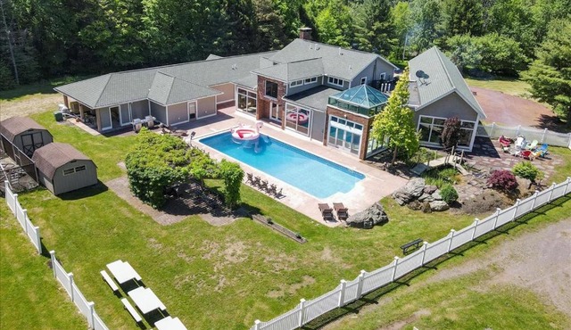 Poconos Blakeslee Luxury Castle in the Greens in Blakeslee