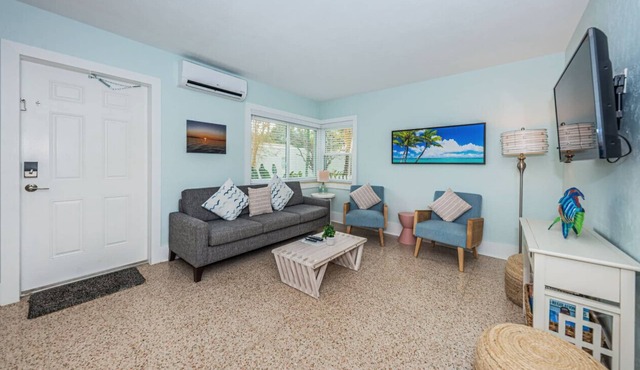Poolside Suite- 2 beds- Large living room! in Treasure Island