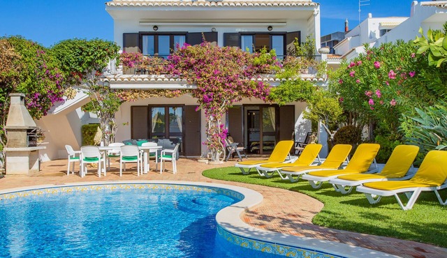 Pretty house close to the beach and the centre of Olhos D'Agua