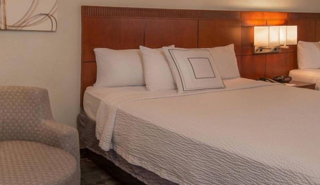 Prime Location! Comfortable Accessible Room, Self Parking & Onsite Starbucks! in Arlington