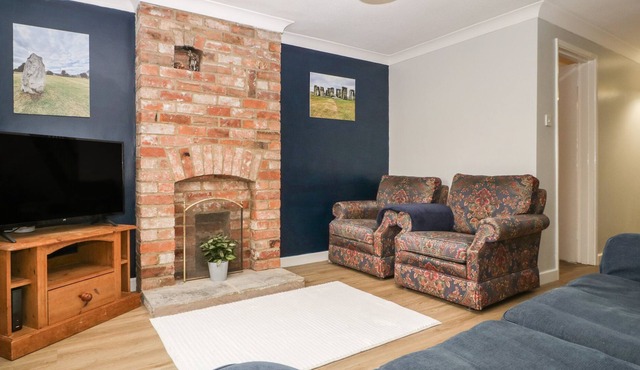 PRIMROSE COTTAGE, pet friendly, with a garden in Warminster in Westbury