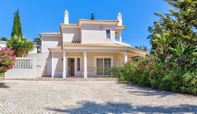 Private 4 bedroom villa on Presa da Moura with private pool and hot tub!