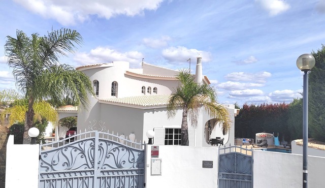 Clean and safe certification luxury villa minutes from the beach with Aircon