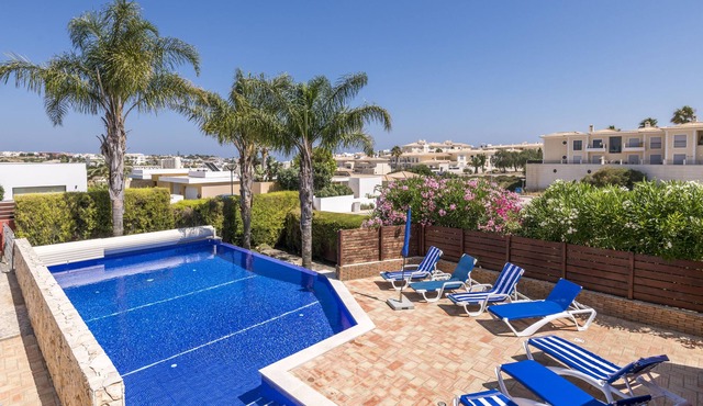 Quality Villa with Private Infinity Pool. 7 Minute Walk To The Beach.