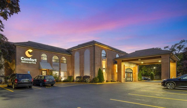 Quick Access to Chicago + Free Breakfast & Parking in Mundelein
