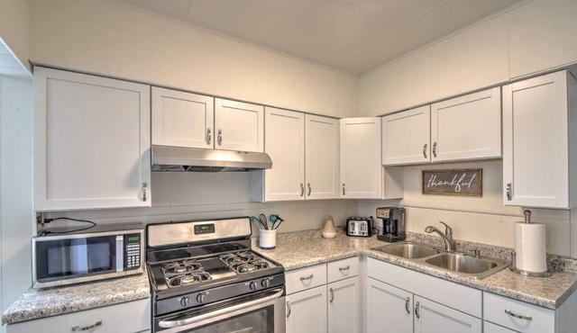 Quiet & Comfortable 2 Bed Corporate Near 80/94 A Richard St Main Floor in Highland