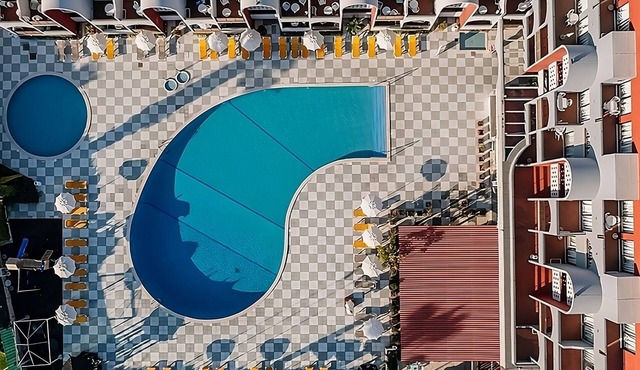 Relax and Unwind! Full Kitchen, 2 Swimming Pools, Stay Close to Oura Beach!