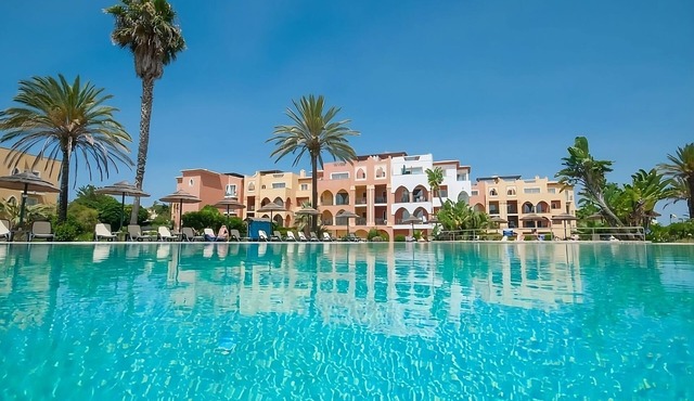 Relax and Unwind! Spacious 2BR with Full Kitchen, Swimming Pool, Free Parking!