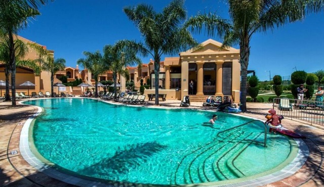 Relaxing 1BR Apartment with Full Kitchen! Outdoor Swimming Pool, Free Parking!