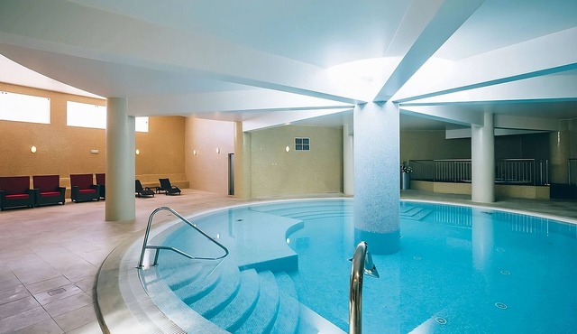 Relaxing Getaway Awaits! Comfortable 1BR with Kitchen & Balcony, 2 Onsite Pools!