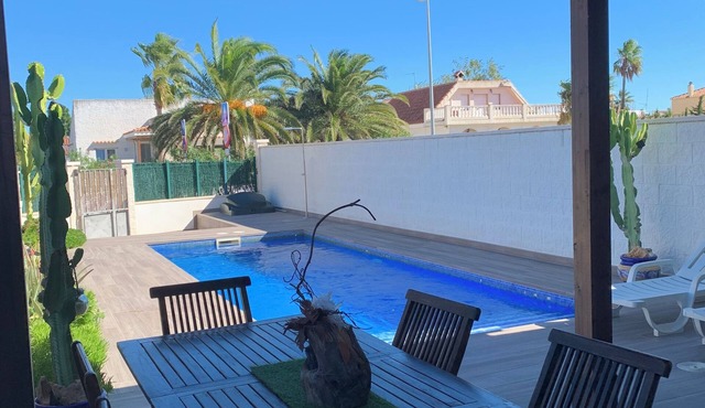 Riumar Nature 38, villa at 100 meters from the beach in the urbanization of Riumar. in Riumar
