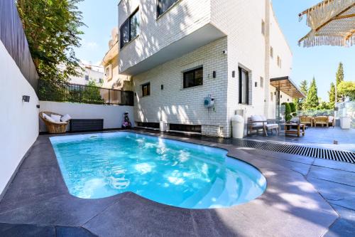 Rokah Luxury Villa at Ramat HaHayal in Tel Aviv