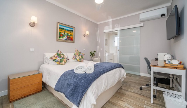 Room 'Orange Blossom Grove - 3' with Shared Terrace, Wi-Fi and Air Conditioning