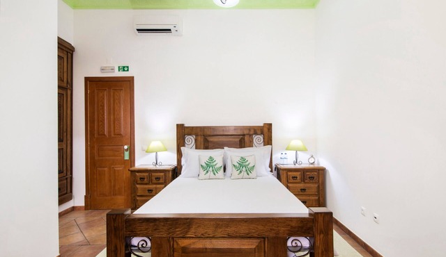 Room 'Quarto Verde - Patio View' with Shared Pool, Wi-Fi and Air Conditioning