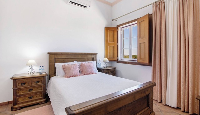 Room 'Quarto Rosa - Countryside View' with Shared Pool, Wi-Fi and Air Conditioning
