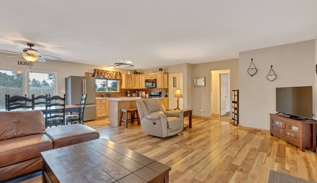 Rustic Estes Park Home w/Private Hot Tub in Estes Park