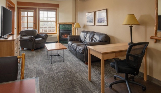 Rustic Lodge Room w/Balcony, On-site Restaurant & Scenic Atmosphere in Vancouver