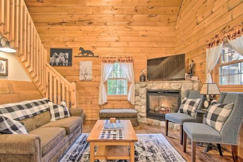 Rustic Rothbury Cabin w/Resort Amenity Access! in Rothbury