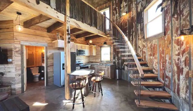 Rustic Silo Home, Huge Shower, Kitchen, Grill, Fire pit and Sunsets. in Lewistown