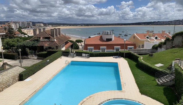 Sea View, Beachfront, Swimming Pool, Free Parking in São Martinho do Porto