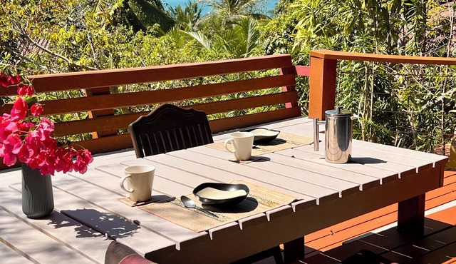 Sea View-Tree Top Beach House: 2 minutes to beach, kitchen, authentic design